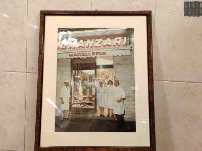 Una fotografia appesa a una parete ritrae infatti il padre di Nicola (che porta il suo stesso nome), suo nonno Francesco, la zia Lucia e un�impiegata di fiducia di nome Adelina